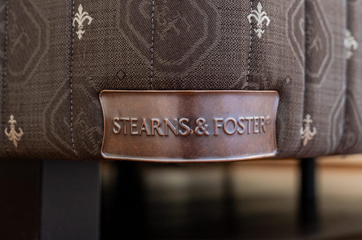 Štítek STEARNS & FOSTER na posteli