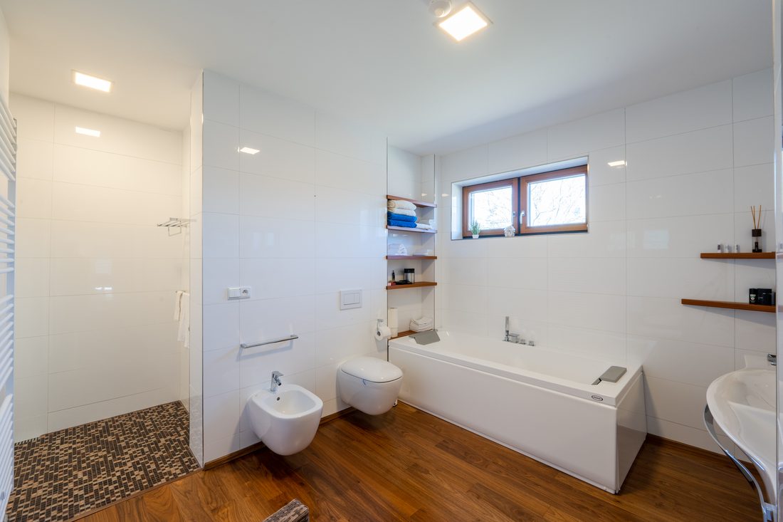 Hlavní koupelna s vanou Jacuzzi a sprchovým koutem